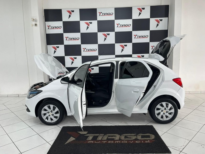 CHEVROLET ONIX HATCH LT 1.4 8V FLEXPOWER 5P MEC. 2016/2016 TIAGO AUTOMÓVEIS VENÂNCIO AIRES / Carros no Vale