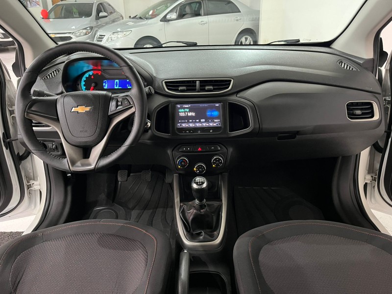 CHEVROLET ONIX HATCH LT 1.4 8V FLEXPOWER 5P MEC. 2016/2016 TIAGO AUTOMÓVEIS VENÂNCIO AIRES / Carros no Vale