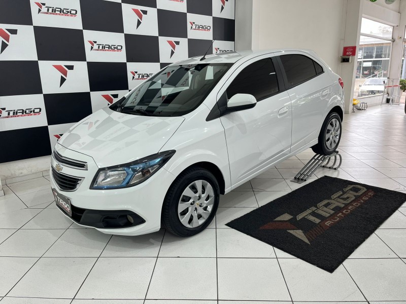 CHEVROLET ONIX HATCH LT 1.4 8V FLEXPOWER 5P MEC. 2016/2016 TIAGO AUTOMÓVEIS VENÂNCIO AIRES / Carros no Vale
