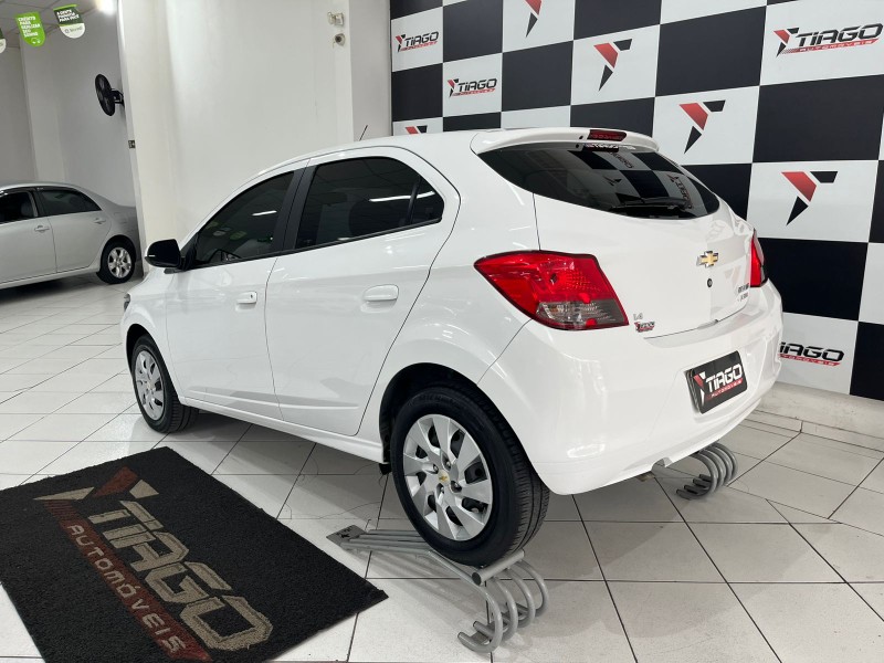 CHEVROLET ONIX HATCH LT 1.4 8V FLEXPOWER 5P MEC. 2016/2016 TIAGO AUTOMÓVEIS VENÂNCIO AIRES / Carros no Vale