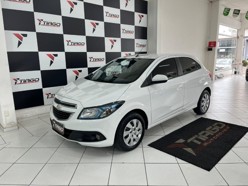 CHEVROLET ONIX HATCH LT 1.4 8V FLEXPOWER 5P MEC. 2016/2016 TIAGO AUTOMÓVEIS VENÂNCIO AIRES / Carros no Vale