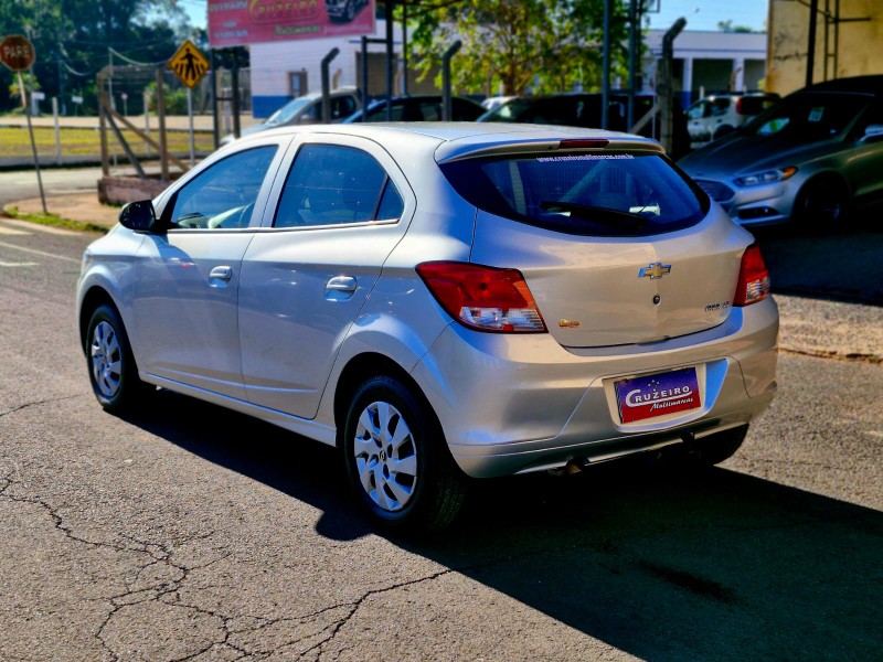 CHEVROLET ONIX HATCH LT 1.0 8V FLEXPOWER 5P MEC. 2014/2015 CRUZEIRO MULTIMARCAS CRUZEIRO DO SUL / Carros no Vale
