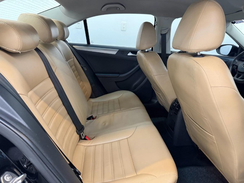 VOLKSWAGEN JETTA TRENDLINE 1.4 TSI 16V 2016/2016 LUCAS AUTOMÓVEIS BOM RETIRO DO SUL / Carros no Vale