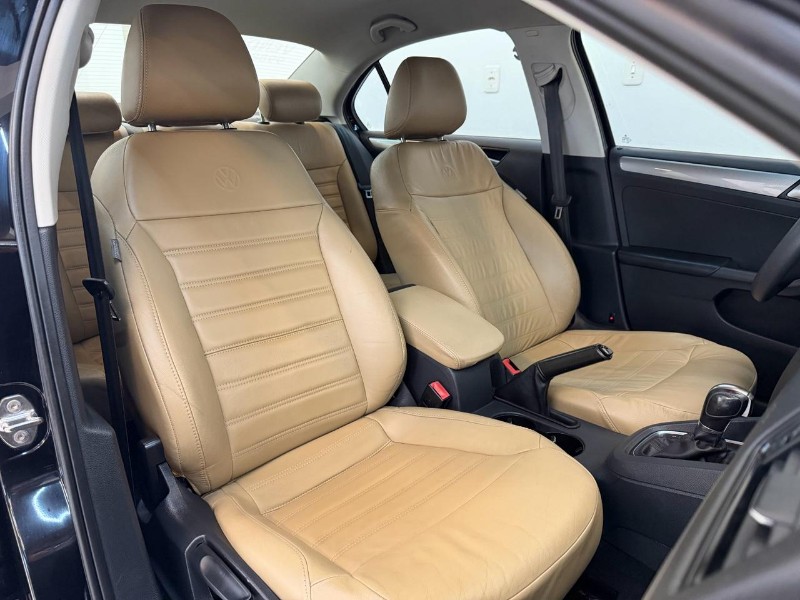 VOLKSWAGEN JETTA TRENDLINE 1.4 TSI 16V 2016/2016 LUCAS AUTOMÓVEIS BOM RETIRO DO SUL / Carros no Vale
