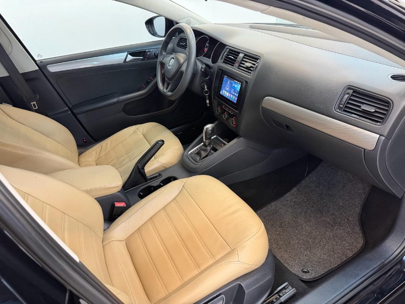 VOLKSWAGEN JETTA TRENDLINE 1.4 TSI 16V 2016/2016 LUCAS AUTOMÓVEIS BOM RETIRO DO SUL / Carros no Vale