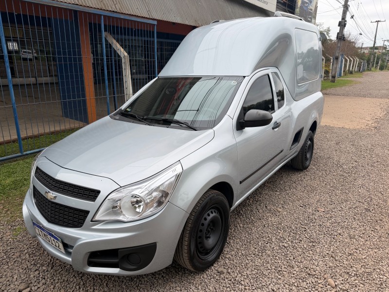CHEVROLET MONTANA COMBO FURGÃO 1.4 /2013 MENEGHINI VEÍCULOS ARROIO DO MEIO / Carros no Vale