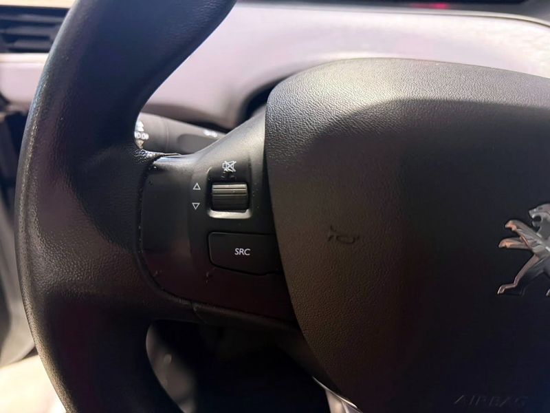Peugeot 208 1.2 Active Pack 12v 2016/2017 SIM VEÍCULOS PORTO ALEGRE / Carros no Vale