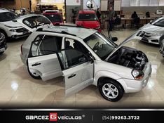 HYUNDAI TUCSON 2.0 GL 2WD 16V 2011/2012 GARCEZ VEÍCULOS BENTO GONÇALVES / Carros no Vale