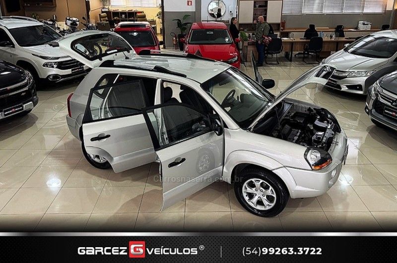 HYUNDAI TUCSON 2.0 GL 2WD 16V 2011/2012 GARCEZ VEÍCULOS BENTO GONÇALVES / Carros no Vale