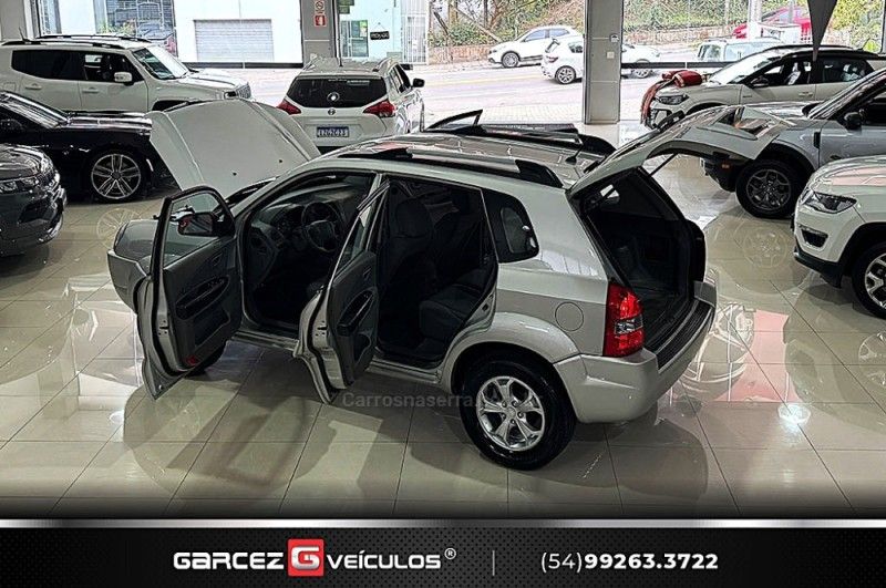 HYUNDAI TUCSON 2.0 GL 2WD 16V 2011/2012 GARCEZ VEÍCULOS BENTO GONÇALVES / Carros no Vale