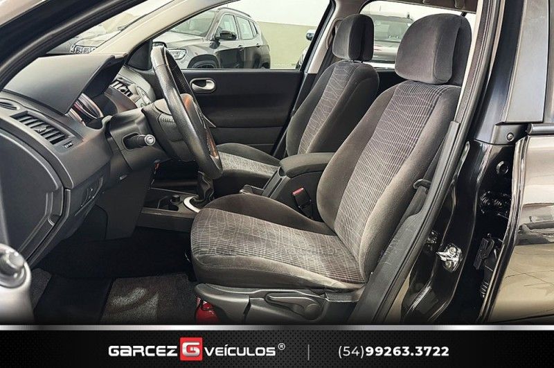 RENAULT MÉGANE 1.6 DYNAMIQUE GRAND TOUR 16V 2012/2013 GARCEZ VEÍCULOS BENTO GONÇALVES / Carros no Vale