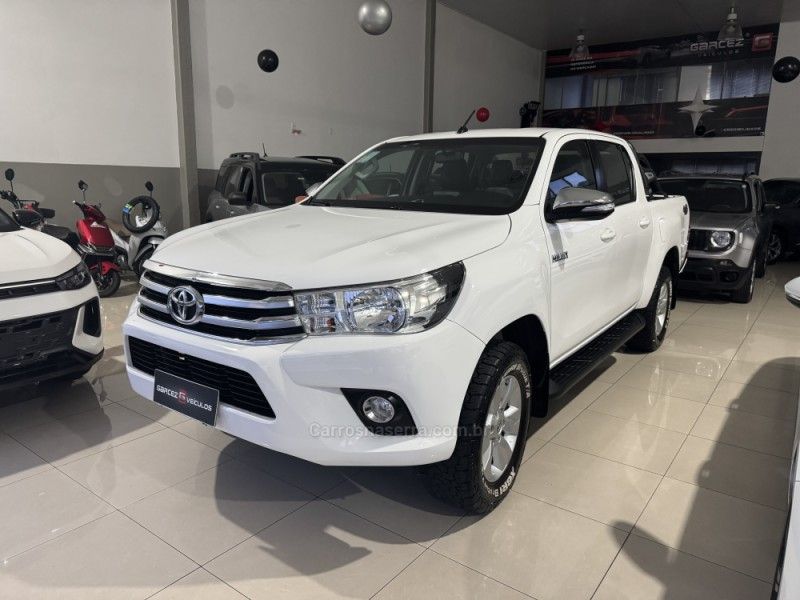 TOYOTA HILUX 2.8 SRV 4X4 CD 16V 2016/2017 GARCEZ VEÍCULOS BENTO GONÇALVES / Carros no Vale TOYOTA HILUX 2.8 SRV 4X4 CD 16V 2016/2017 GARCEZ VEÍCULOS BENTO GONÇALVES / Carros no Vale