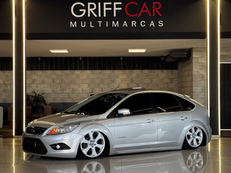 FORD FOCUS 2.0 TITANIUM HATCH 16V 2011/2012 GRIFFCAR MULTIMARCAS DOIS IRMÃOS / Carros no Vale