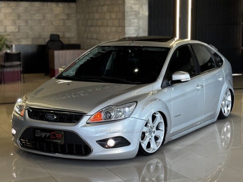 FORD FOCUS 2.0 TITANIUM HATCH 16V 2011/2012 GRIFFCAR MULTIMARCAS DOIS IRMÃOS / Carros no Vale