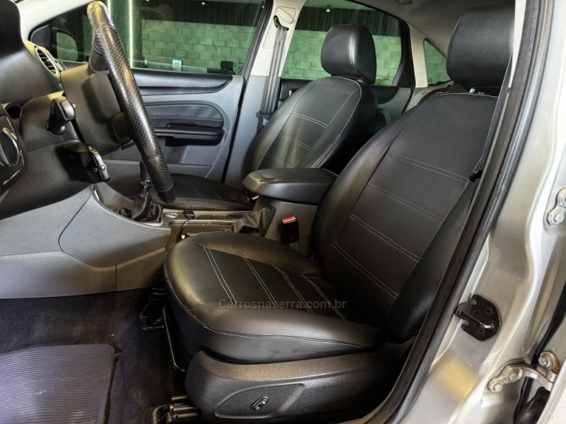 FORD FOCUS 2.0 TITANIUM HATCH 16V 2011/2012 GRIFFCAR MULTIMARCAS DOIS IRMÃOS / Carros no Vale