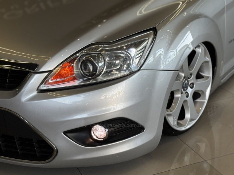 FORD FOCUS 2.0 TITANIUM HATCH 16V 2011/2012 GRIFFCAR MULTIMARCAS DOIS IRMÃOS / Carros no Vale