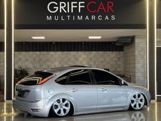 FORD FOCUS 2.0 TITANIUM HATCH 16V 2011/2012 GRIFFCAR MULTIMARCAS DOIS IRMÃOS / Carros no Vale