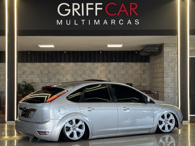 FORD FOCUS 2.0 TITANIUM HATCH 16V 2011/2012 GRIFFCAR MULTIMARCAS DOIS IRMÃOS / Carros no Vale