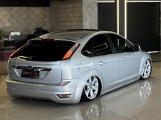 FORD FOCUS 2.0 TITANIUM HATCH 16V 2011/2012 GRIFFCAR MULTIMARCAS DOIS IRMÃOS / Carros no Vale