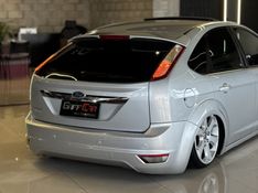 FORD FOCUS 2.0 TITANIUM HATCH 16V 2011/2012 GRIFFCAR MULTIMARCAS DOIS IRMÃOS / Carros no Vale