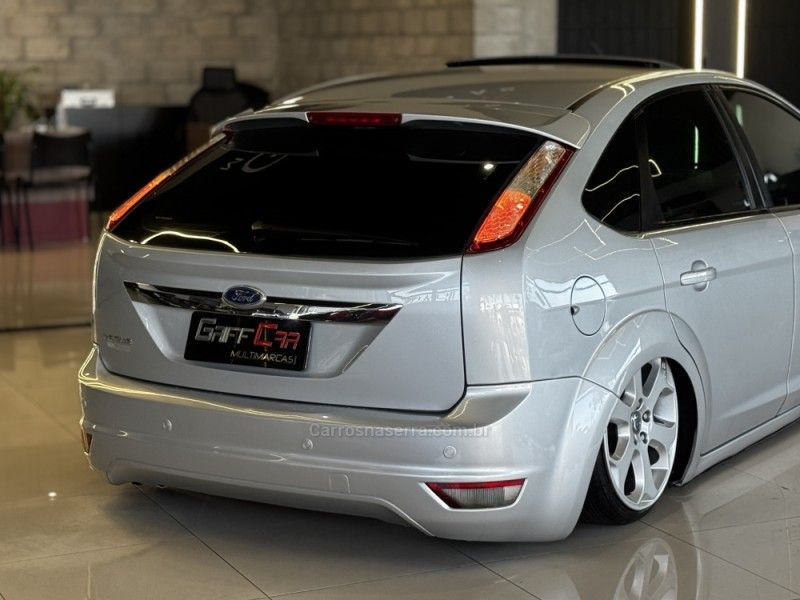 FORD FOCUS 2.0 TITANIUM HATCH 16V 2011/2012 GRIFFCAR MULTIMARCAS DOIS IRMÃOS / Carros no Vale