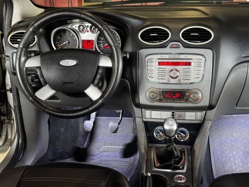 FORD FOCUS 2.0 TITANIUM HATCH 16V 2011/2012 GRIFFCAR MULTIMARCAS DOIS IRMÃOS / Carros no Vale