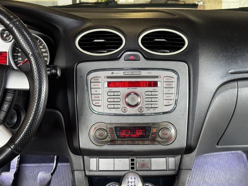 FORD FOCUS 2.0 TITANIUM HATCH 16V 2011/2012 GRIFFCAR MULTIMARCAS DOIS IRMÃOS / Carros no Vale