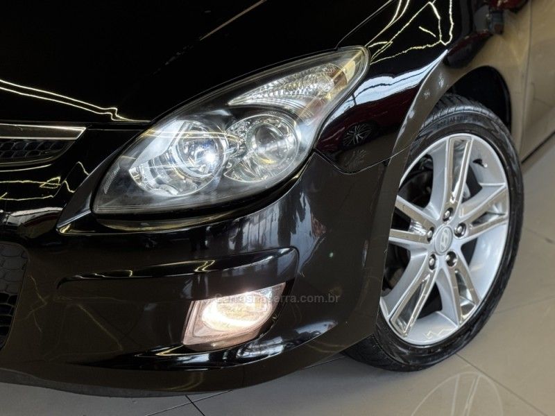 HYUNDAI I30 2.0 MPI 16V 2012/2012 GRIFFCAR MULTIMARCAS DOIS IRMÃOS / Carros no Vale
