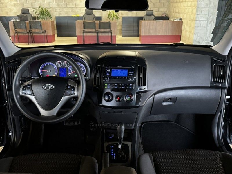 HYUNDAI I30 2.0 MPI 16V 2012/2012 GRIFFCAR MULTIMARCAS DOIS IRMÃOS / Carros no Vale
