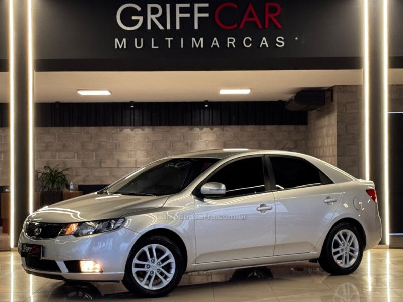 KIA CERATO 1.6 E.221 SEDAN 16V 2010/2011 GRIFFCAR MULTIMARCAS DOIS IRMÃOS / Carros no Vale