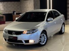 KIA CERATO 1.6 E.221 SEDAN 16V 2010/2011 GRIFFCAR MULTIMARCAS DOIS IRMÃOS / Carros no Vale