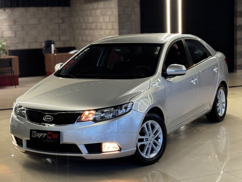 KIA CERATO 1.6 E.221 SEDAN 16V 2010/2011 GRIFFCAR MULTIMARCAS DOIS IRMÃOS / Carros no Vale