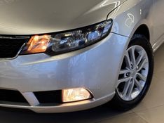 KIA CERATO 1.6 E.221 SEDAN 16V 2010/2011 GRIFFCAR MULTIMARCAS DOIS IRMÃOS / Carros no Vale