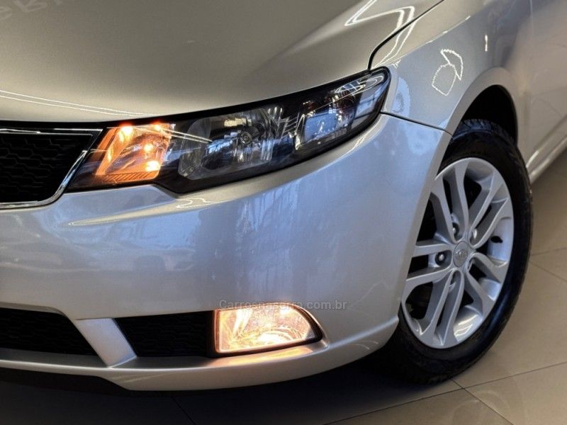 KIA CERATO 1.6 E.221 SEDAN 16V 2010/2011 GRIFFCAR MULTIMARCAS DOIS IRMÃOS / Carros no Vale