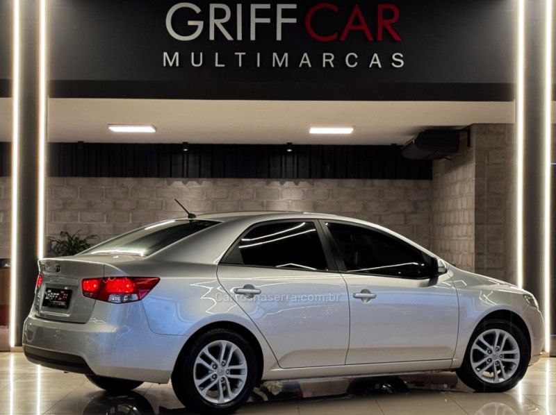 KIA CERATO 1.6 E.221 SEDAN 16V 2010/2011 GRIFFCAR MULTIMARCAS DOIS IRMÃOS / Carros no Vale