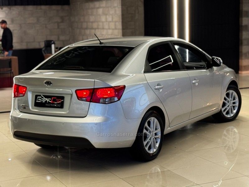 KIA CERATO 1.6 E.221 SEDAN 16V 2010/2011 GRIFFCAR MULTIMARCAS DOIS IRMÃOS / Carros no Vale