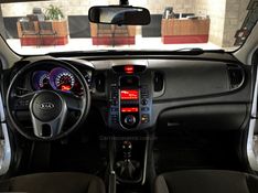 KIA CERATO 1.6 E.221 SEDAN 16V 2010/2011 GRIFFCAR MULTIMARCAS DOIS IRMÃOS / Carros no Vale