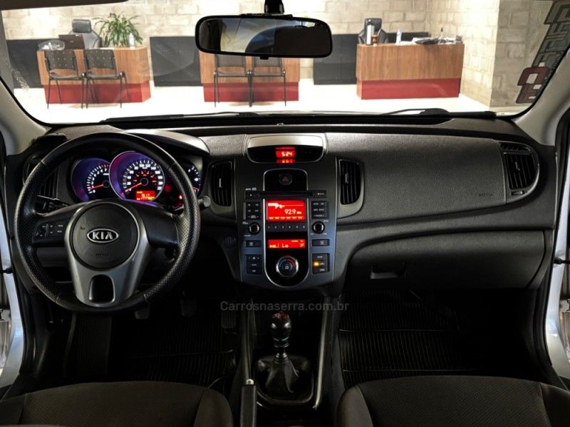 KIA CERATO 1.6 E.221 SEDAN 16V 2010/2011 GRIFFCAR MULTIMARCAS DOIS IRMÃOS / Carros no Vale