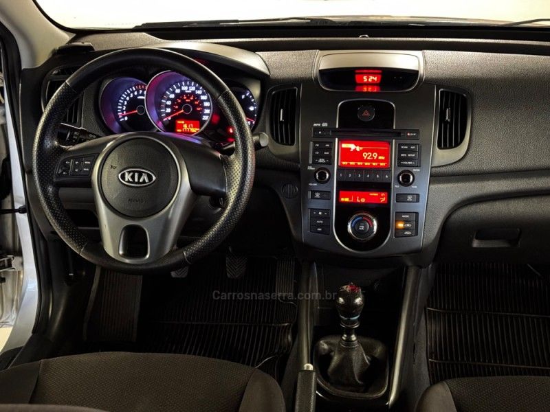 KIA CERATO 1.6 E.221 SEDAN 16V 2010/2011 GRIFFCAR MULTIMARCAS DOIS IRMÃOS / Carros no Vale