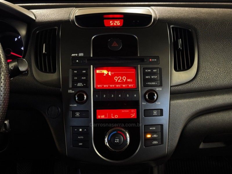 KIA CERATO 1.6 E.221 SEDAN 16V 2010/2011 GRIFFCAR MULTIMARCAS DOIS IRMÃOS / Carros no Vale