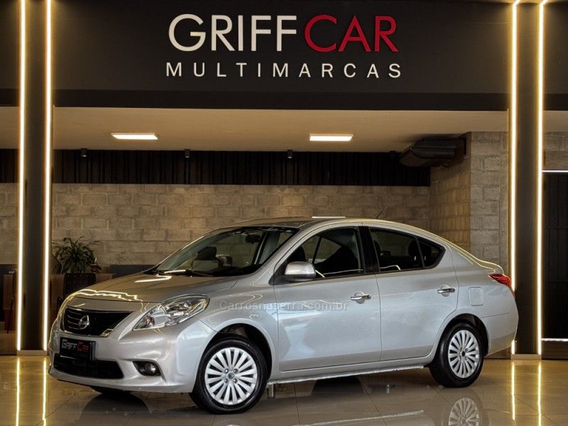 NISSAN VERSA 1.6 16V SL 2012/2013 GRIFFCAR MULTIMARCAS DOIS IRMÃOS / Carros no Vale NISSAN VERSA 1.6 16V SL 2012/2013 GRIFFCAR MULTIMARCAS DOIS IRMÃOS / Carros no Vale