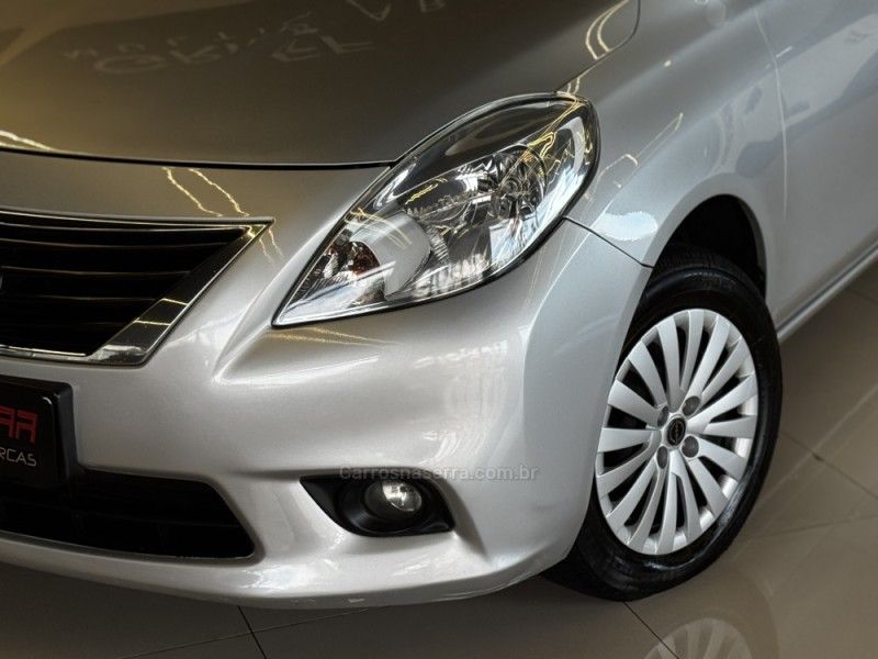 NISSAN VERSA 1.6 16V SL 2012/2013 GRIFFCAR MULTIMARCAS DOIS IRMÃOS / Carros no Vale NISSAN VERSA 1.6 16V SL 2012/2013 GRIFFCAR MULTIMARCAS DOIS IRMÃOS / Carros no Vale