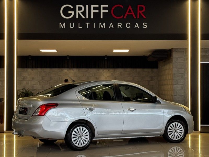 NISSAN VERSA 1.6 16V SL 2012/2013 GRIFFCAR MULTIMARCAS DOIS IRMÃOS / Carros no Vale NISSAN VERSA 1.6 16V SL 2012/2013 GRIFFCAR MULTIMARCAS DOIS IRMÃOS / Carros no Vale