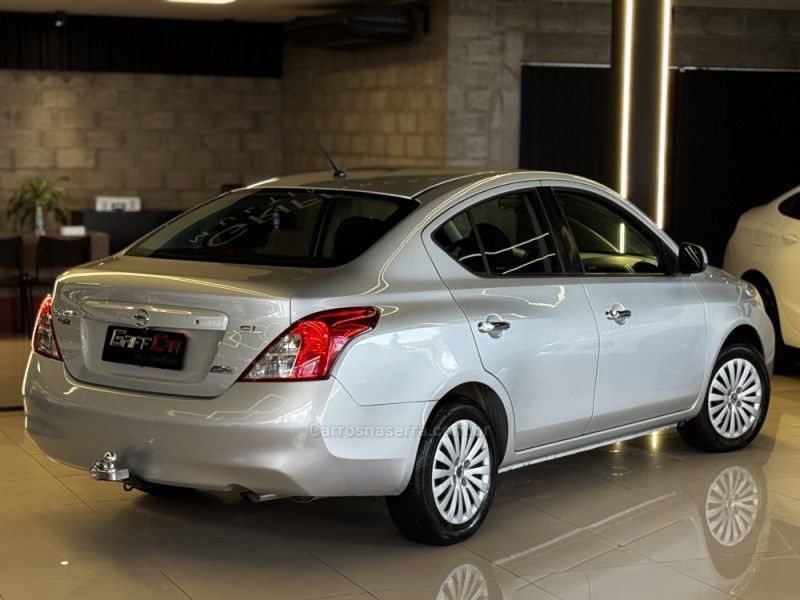 NISSAN VERSA 1.6 16V SL 2012/2013 GRIFFCAR MULTIMARCAS DOIS IRMÃOS / Carros no Vale NISSAN VERSA 1.6 16V SL 2012/2013 GRIFFCAR MULTIMARCAS DOIS IRMÃOS / Carros no Vale