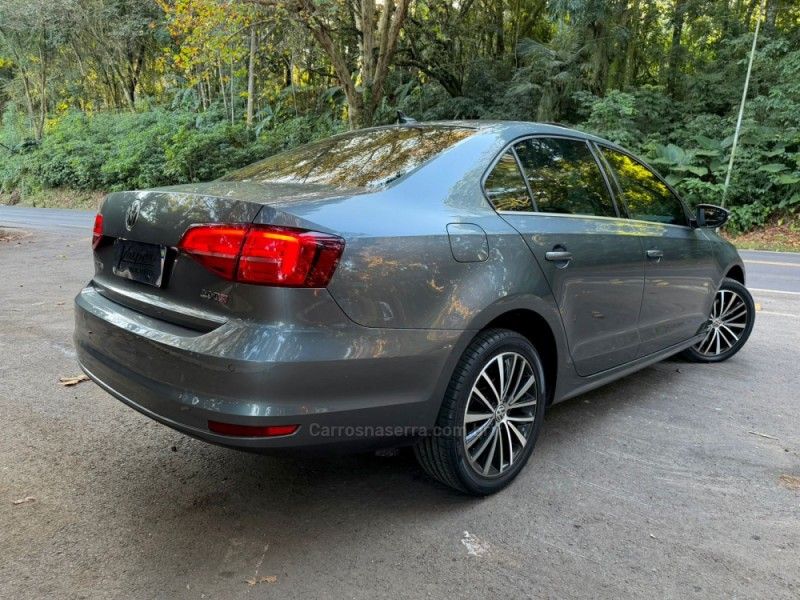 VOLKSWAGEN JETTA 2.0 TSI HIGHLINE 211CV DSG 2016/2017 KASPER VEÍCULOS DOIS IRMÃOS / Carros no Vale VOLKSWAGEN JETTA 2.0 TSI HIGHLINE 211CV DSG 2016/2017 KASPER VEÍCULOS DOIS IRMÃOS / Carros no Vale