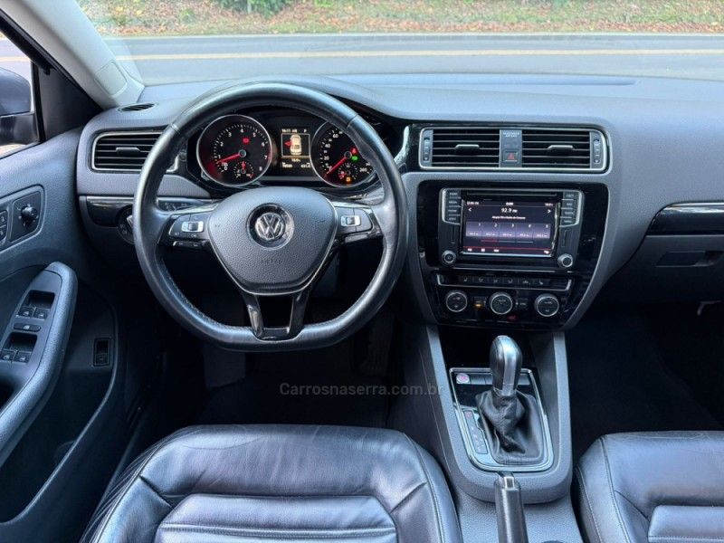 VOLKSWAGEN JETTA 2.0 TSI HIGHLINE 211CV DSG 2016/2017 KASPER VEÍCULOS DOIS IRMÃOS / Carros no Vale VOLKSWAGEN JETTA 2.0 TSI HIGHLINE 211CV DSG 2016/2017 KASPER VEÍCULOS DOIS IRMÃOS / Carros no Vale