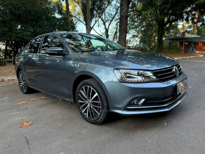 VOLKSWAGEN JETTA 2.0 TSI HIGHLINE 211CV DSG 2016/2017 KASPER VEÍCULOS DOIS IRMÃOS / Carros no Vale VOLKSWAGEN JETTA 2.0 TSI HIGHLINE 211CV DSG 2016/2017 KASPER VEÍCULOS DOIS IRMÃOS / Carros no Vale