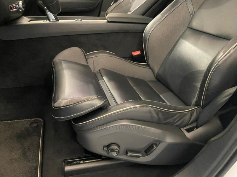 VOLVO XC60 2.0 T8 R DESIGN HYBRID 2019/2020 ÓTIMA CAR FLORES DA CUNHA / Carros no Vale