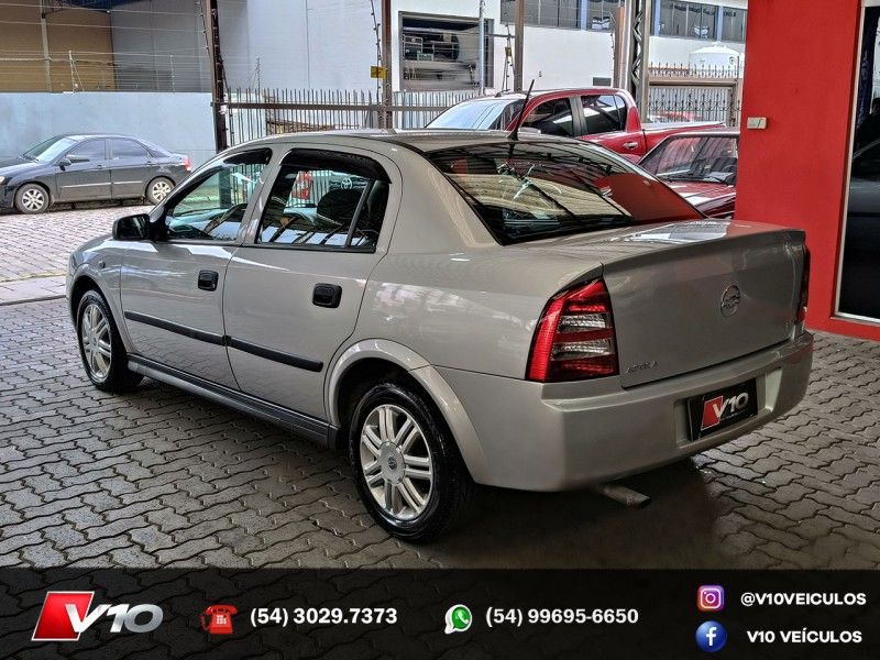 CHEVROLET ASTRA 2.0 MPFI SEDAN 8V 2003/2004 V10 VEÍCULOS CAXIAS DO SUL / Carros no Vale