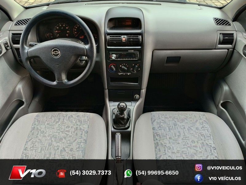 CHEVROLET ASTRA 2.0 MPFI SEDAN 8V 2003/2004 V10 VEÍCULOS CAXIAS DO SUL / Carros no Vale